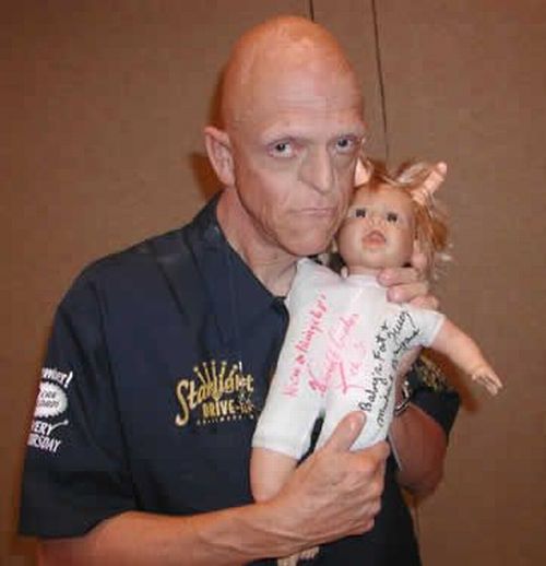 He plays in horror movies without make-up (17 pics)