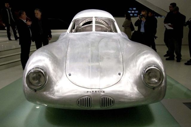 Porsche museum in Stuttgart (51 pics)