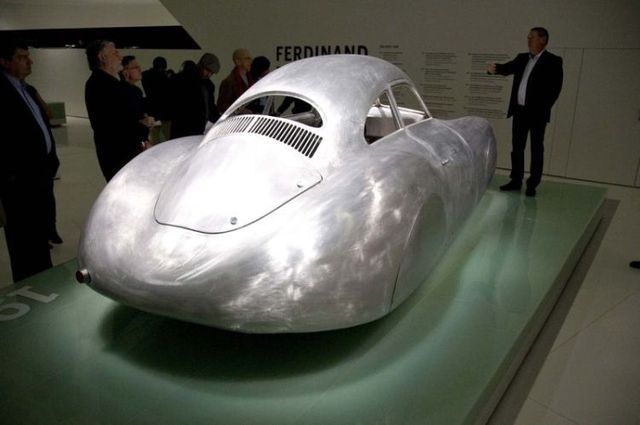 Porsche museum in Stuttgart (51 pics)