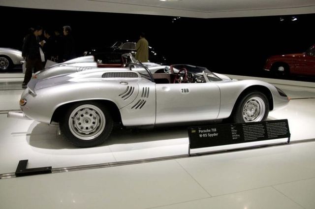 Porsche museum in Stuttgart (51 pics)