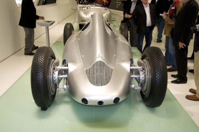 Porsche museum in Stuttgart (51 pics)