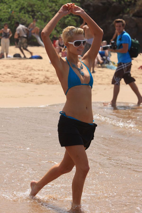 Paris Hilton on the beach  (12 photos)