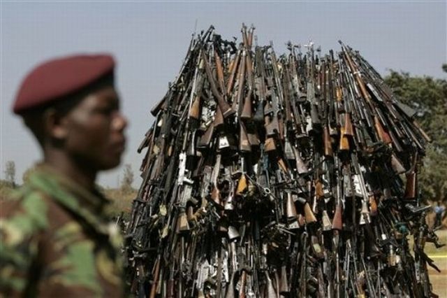 Destruction of arms confiscated from criminals in Kenya (5 photos)