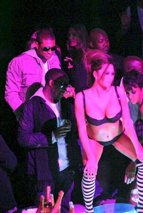 Usher at a party with strippers (6 photos)