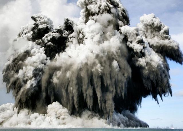 What a beauty! Undersea eruption (15 photos + video)