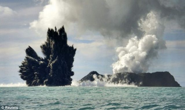 What a beauty! Undersea eruption (15 photos + video)