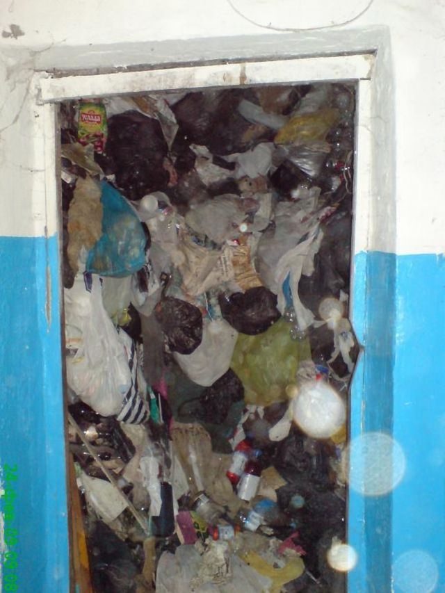 World s most dirty apartment  5 photos