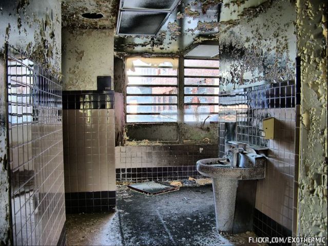 Abandonned prison (33 pics)