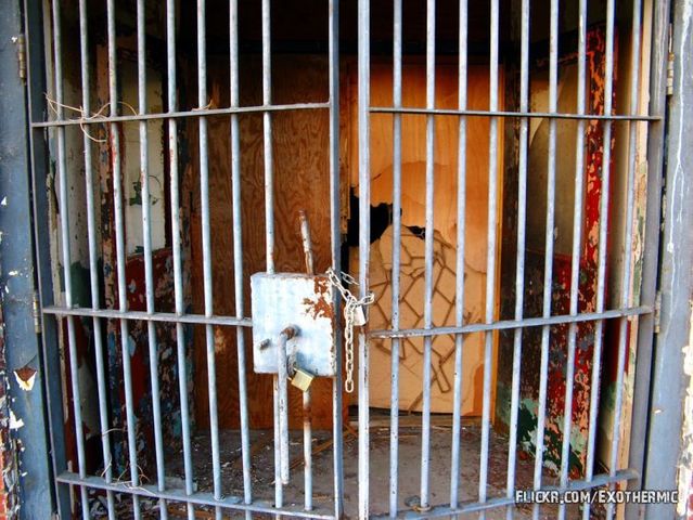 Abandonned prison (33 pics)