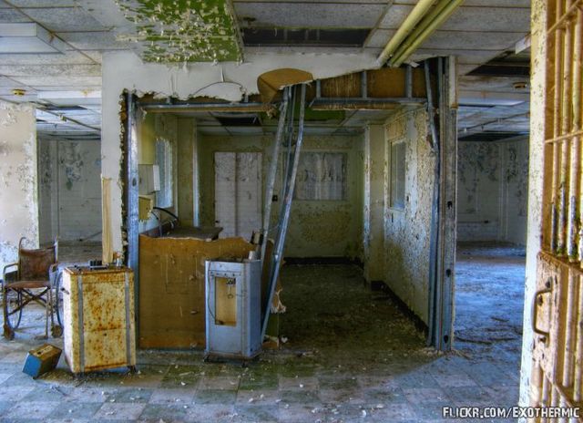 Abandonned prison (33 pics)