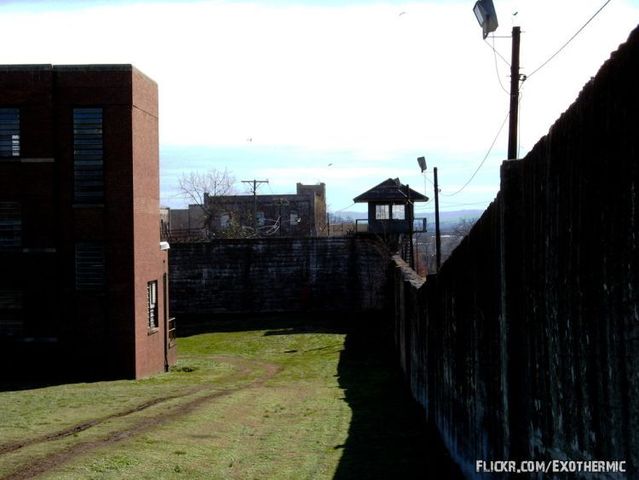 Abandonned prison (33 pics)