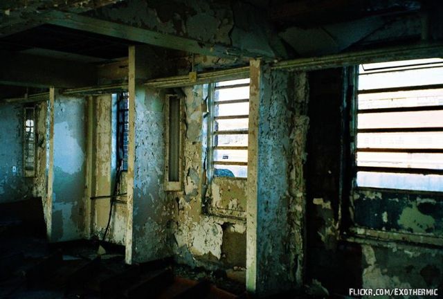 Abandonned prison (33 pics)