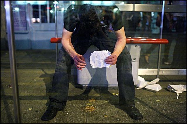 Pijani Anglicy. Drunk Englishmen (Nightlife in United Kingdom)