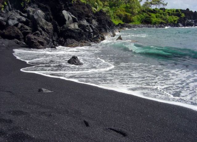 Five most wonderful color beaches (17 pics)