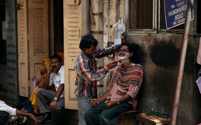 Street hairdressers in India (10 pics)