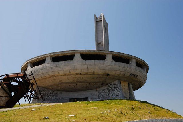 Abandoned and forgotten (70 pics)