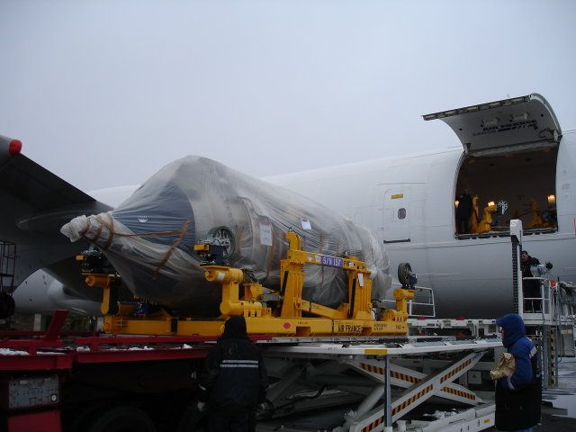 Engine replacement on a Boeing 777 (6 photos)