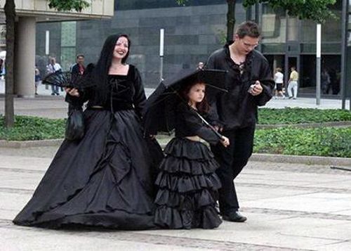 Some festival with Goths (16 photos)