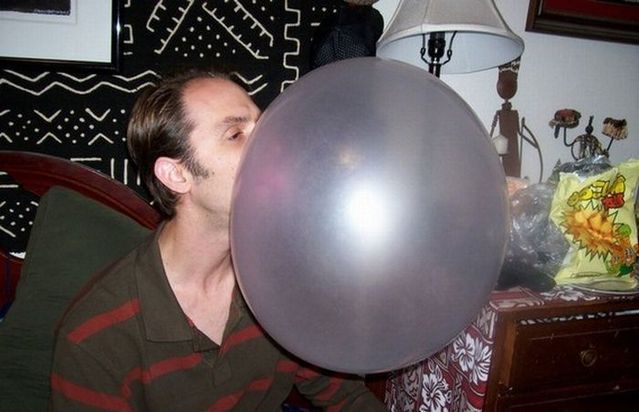 Huge chewing gum bubble (4 photos)
