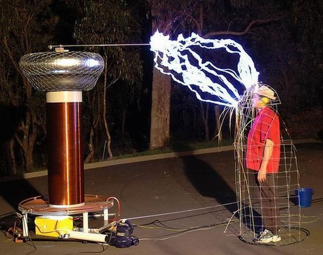 Tesla High Voltage Generator (32 pics)