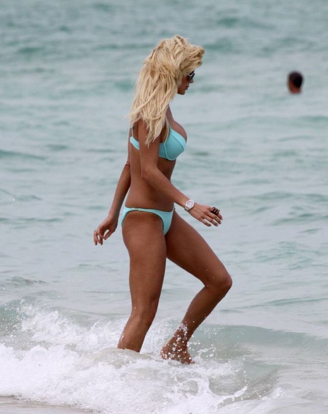 Victoria Silvstedt on the beach in Miami (13 photos)