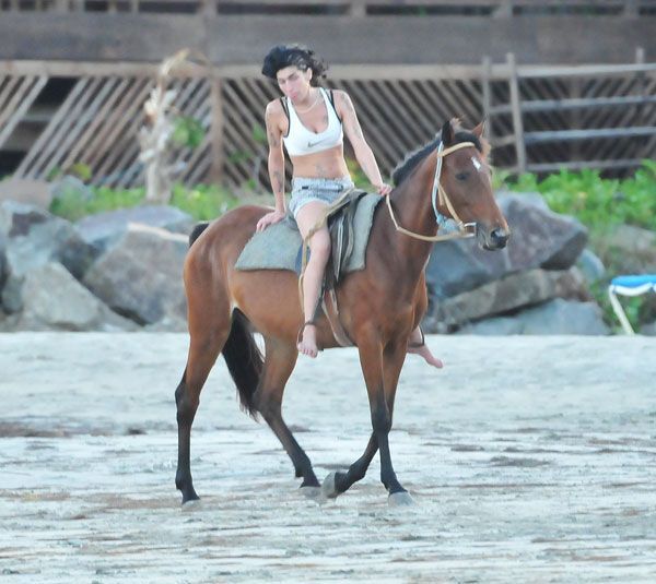 Amy Winehouse decided to ride a horse (9 photos)