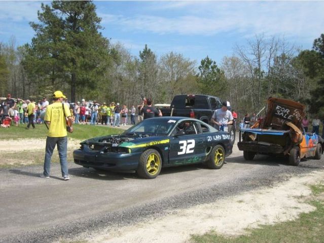 How to destroy a racing car (30 photos)