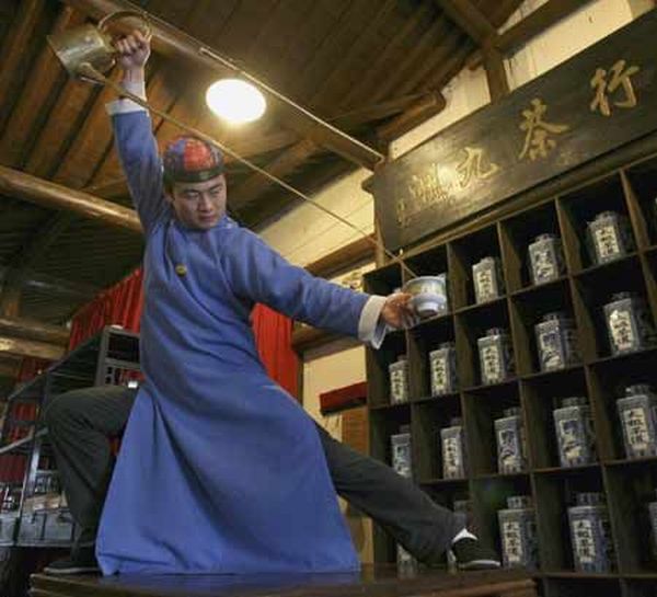 How to pour tea in Chinese way (5 photos)