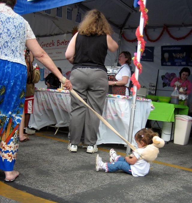 Lesson for parents. Children on a leash (35 pics)