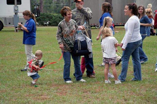 Lesson for parents. Children on a leash (35 pics)