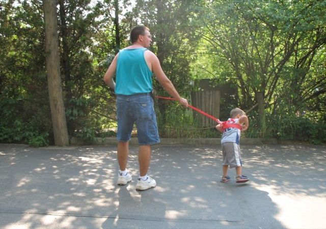 Lesson for parents. Children on a leash (35 pics)