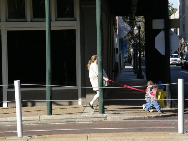 Lesson for parents. Children on a leash (35 pics)