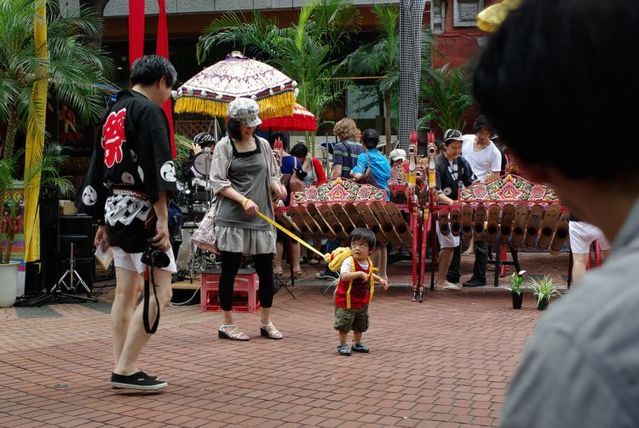 Lesson for parents. Children on a leash (35 pics)