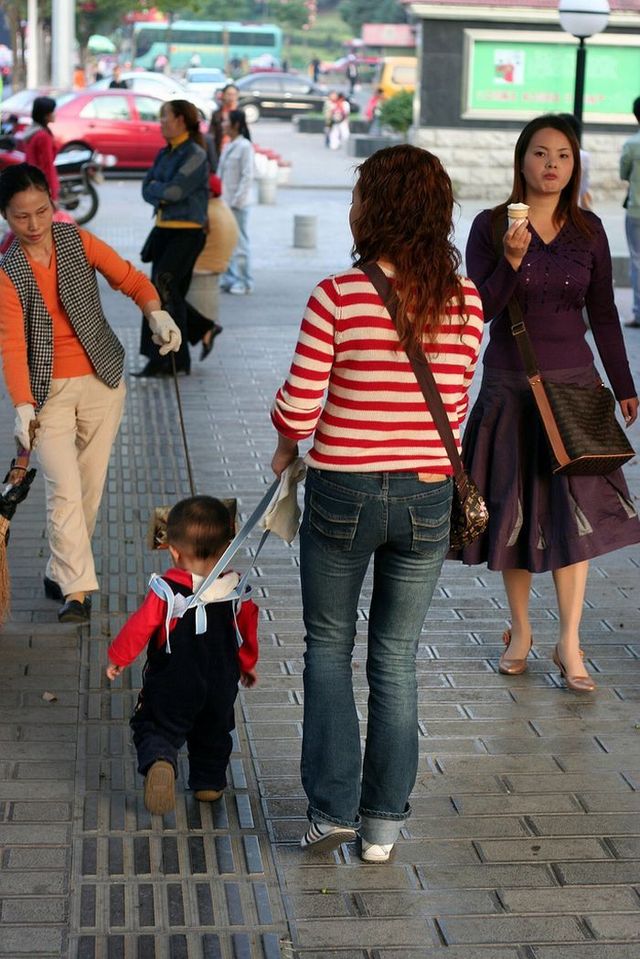 Lesson for parents. Children on a leash (35 pics)