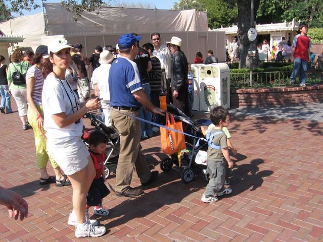 Lesson for parents. Children on a leash (35 pics)