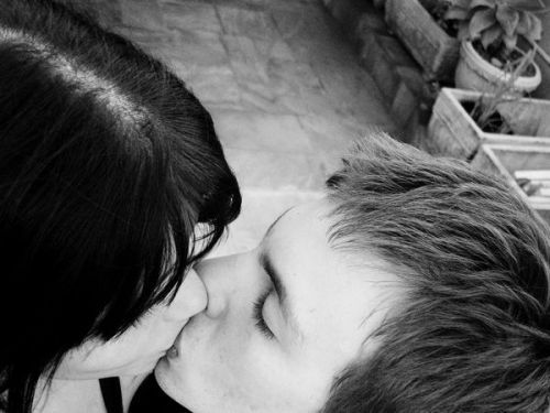 Sweet and sexy kisses (26 photos)