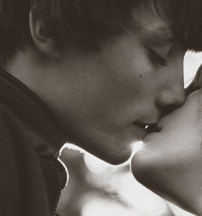 Sweet and sexy kisses (26 photos)