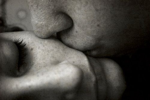 Sweet and sexy kisses (26 photos)