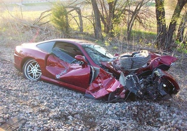 Another wrecked exotic car (8 pics)