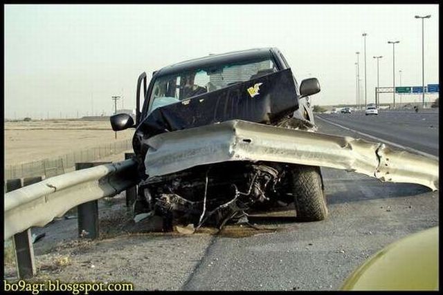 Picture chronicles of road accidents in Kuwait (44 pics)