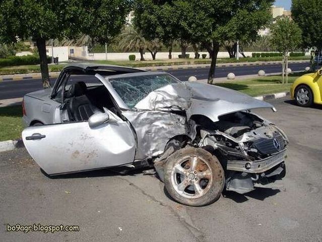 Picture chronicles of road accidents in Kuwait (44 pics)