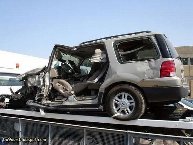 Picture chronicles of road accidents in Kuwait (44 pics)