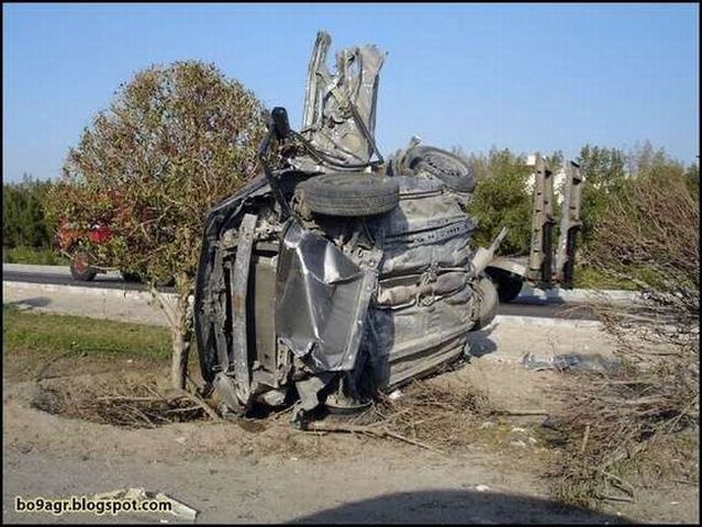 Picture chronicles of road accidents in Kuwait (44 pics)