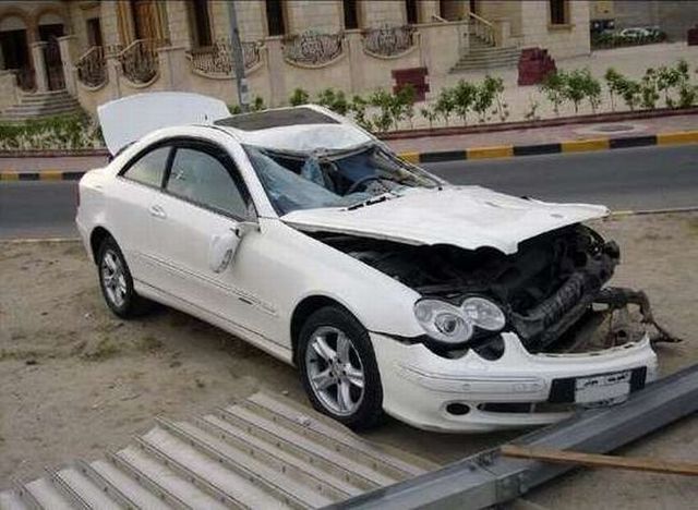Picture chronicles of road accidents in Kuwait (44 pics)