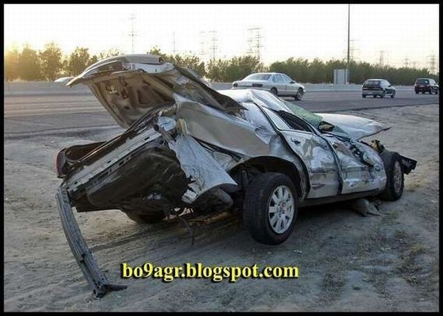 Picture chronicles of road accidents in Kuwait (44 pics)