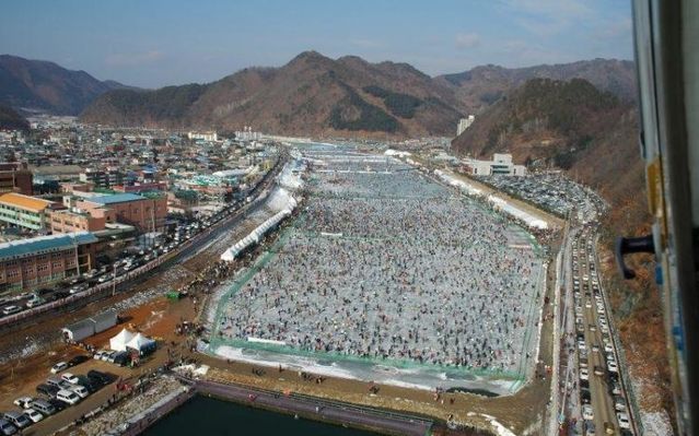 Ice Fishing Festival In South Korea (13 pics)