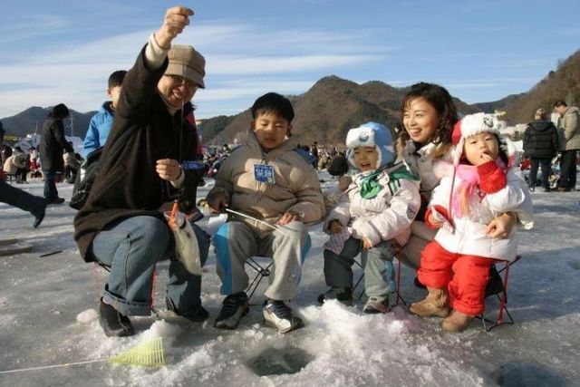 Ice Fishing Festival In South Korea (13 pics)