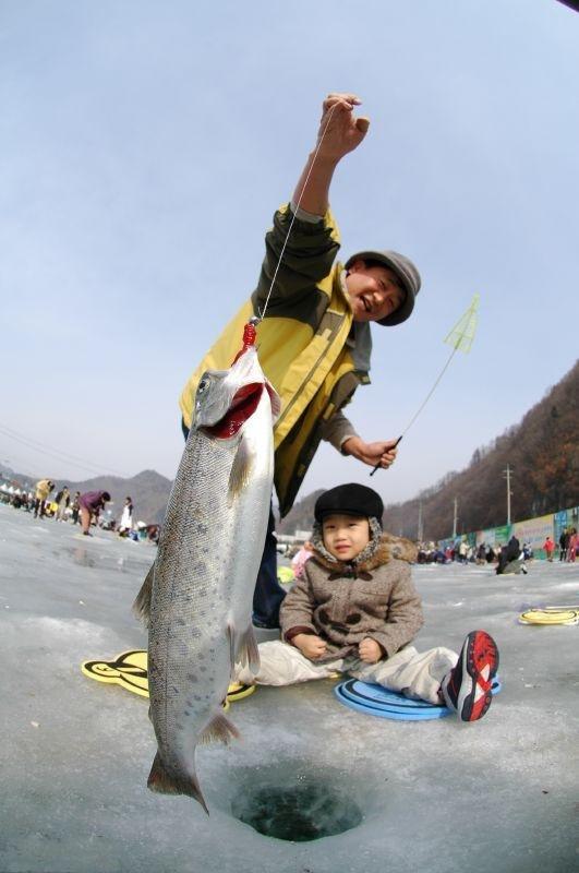 Ice Fishing Festival In South Korea (13 pics)