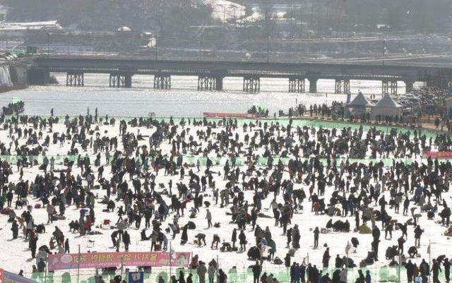 Ice Fishing Festival In South Korea (13 pics)