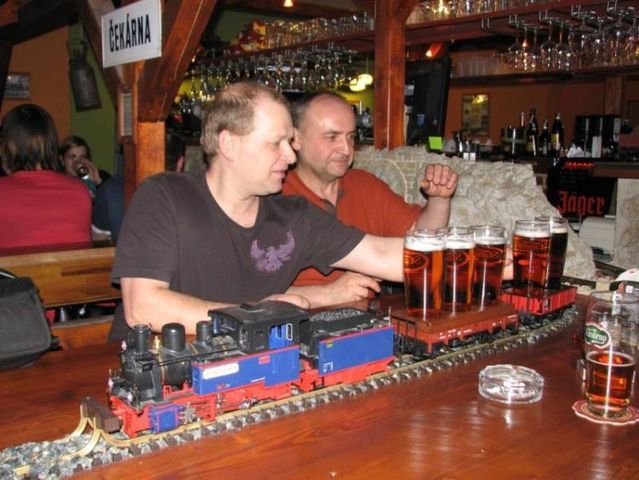 A restaurant with trains (10 pics)